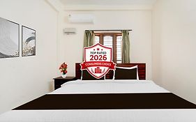 Hotel O Pathanamthitta Near Mahatma Gandhi Statue